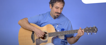 Giorgio jouant à la guitare