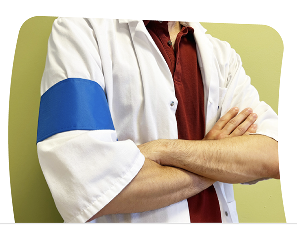 Photo d'un médecin portant un brassard bleu