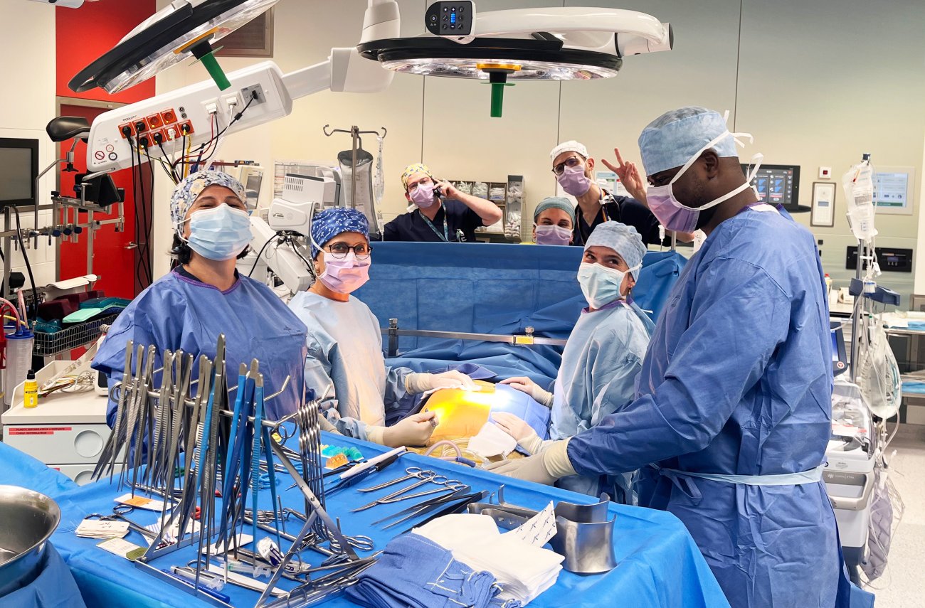 Equipe de chirurgie réalisant la 3000e greffe de foie à Saint-Luc