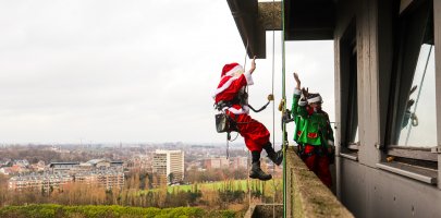 Père Noel descend en rappel