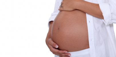 Photo d'une femme enceinte qui tient son ventre