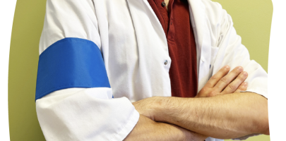 Photo d'un médecin portant un brassard bleu