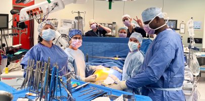 Equipe de chirurgie réalisant la 3000e greffe de foie à Saint-Luc